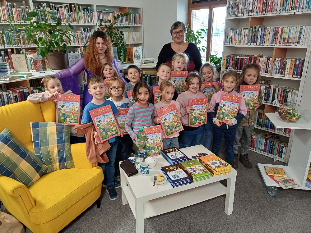 Předávání slabikářů a autorské čtení